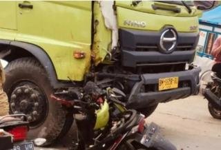 Kecelakaan Maut di Inhu, Dua Remaja Tewas Usai Motor Tabrak Truk