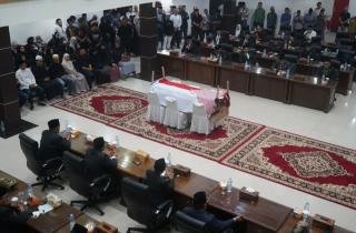 Wabup Yuliantini Antar Jenazah Wakil Ketua DPRD Inhil H. Andi Rusli ke Pemakaman
