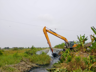 Dua Excavator Dikerahkan, PUPR Rohil Lakukan Normalisasi Drainase di Bangko