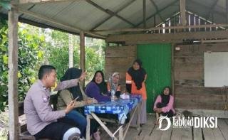 Sinergi Polri dan Dinsos di Rohil: Bhabinkamtibmas Batu Hampar Pendataan Bansos Lewat Parlinsos